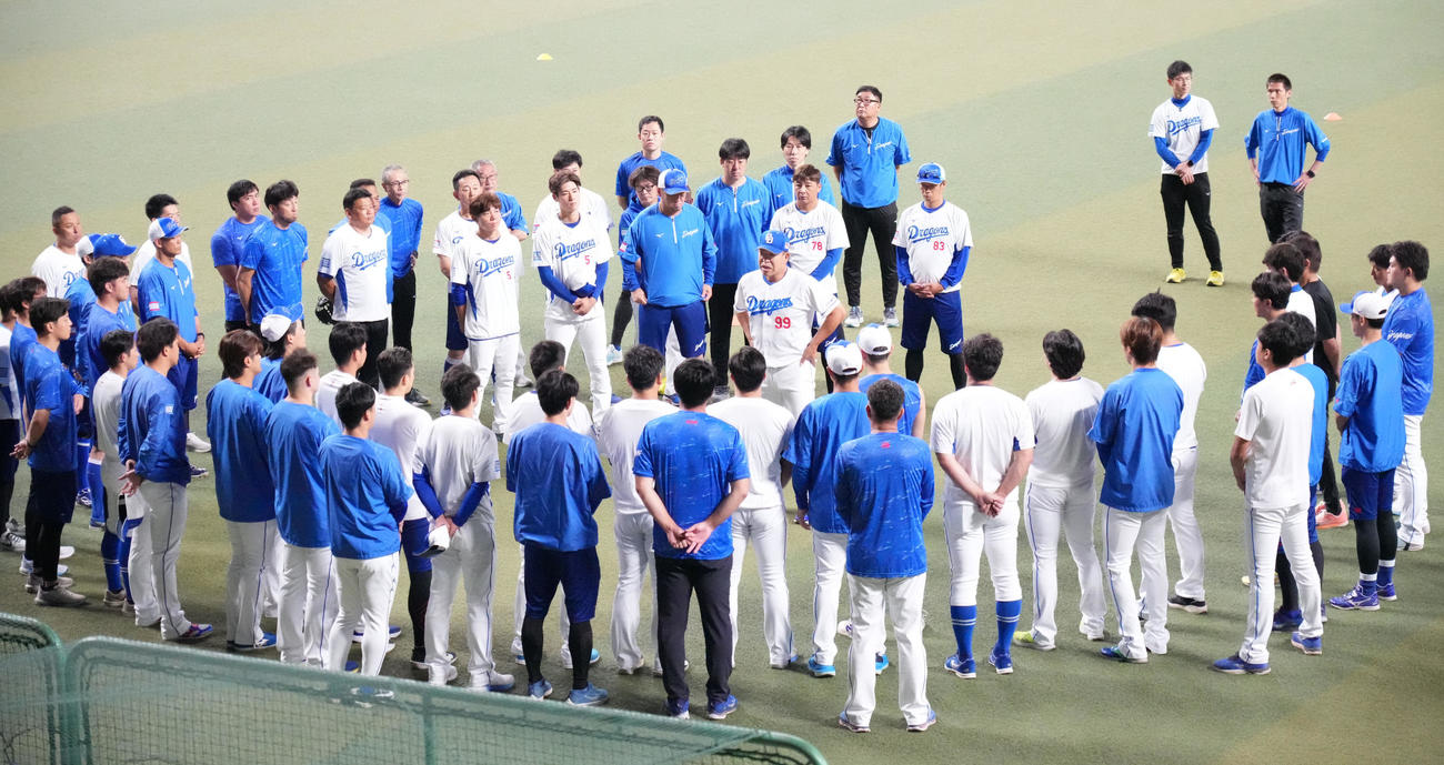 秋季練習初日、ナインを集め円陣中央で話をする井上監督（撮影・森本幸一）