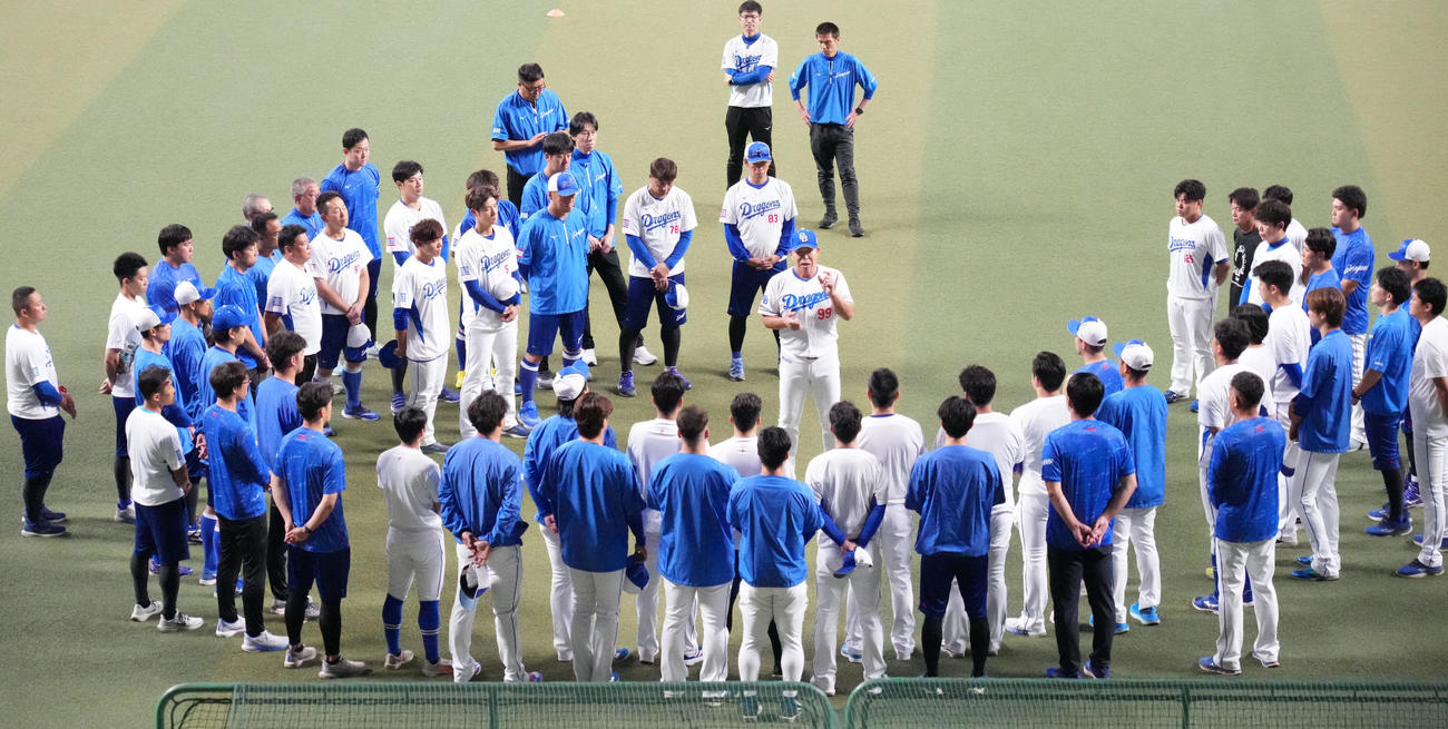 秋季練習初日、ナインを集め円陣中央で話をする井上監督（撮影・森本幸一）
