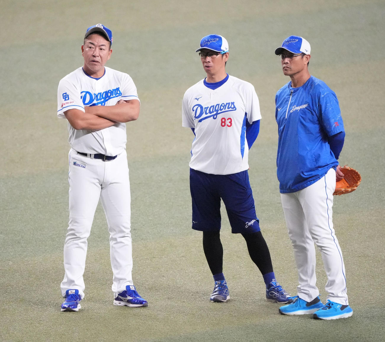 練習を見つめる左から井上監督、山井投手コーチ、大塚巡回投手・育成コーチ（撮影・森本幸一）