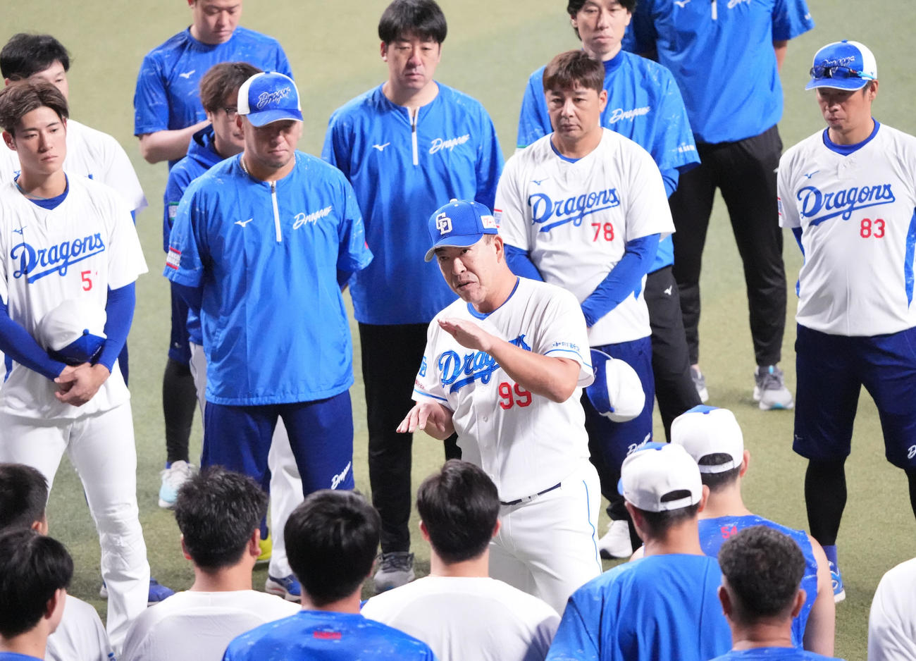 秋季練習初日、ナインを集め円陣中央で話をする井上監督（撮影・森本幸一）