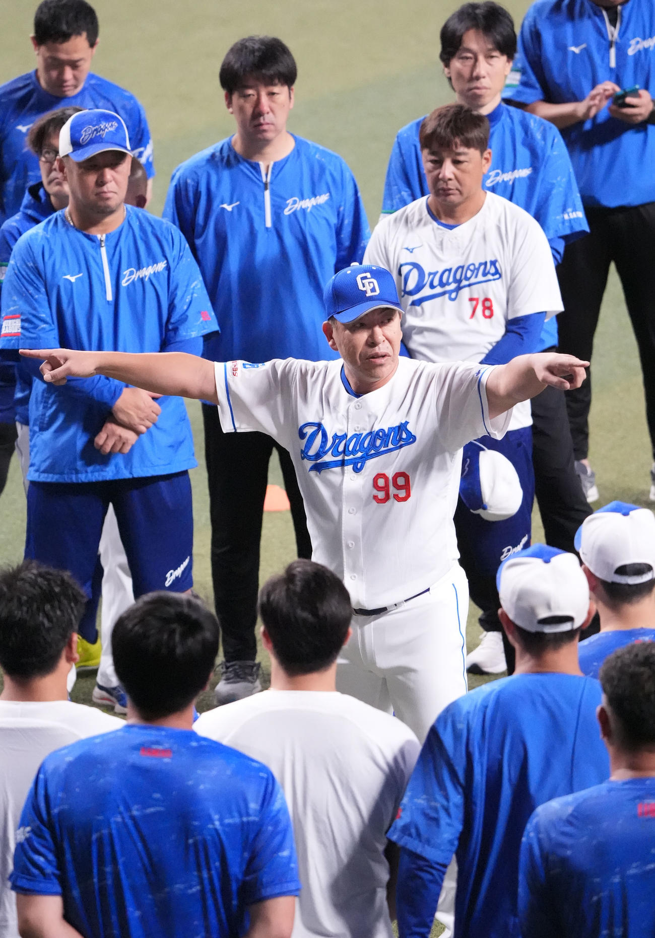 秋季練習初日、ナインを集め円陣中央で話をする井上監督（撮影・森本幸一）