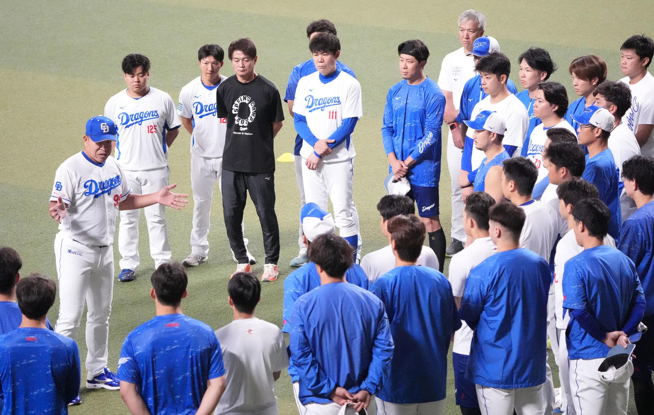 秋季練習初日、井上監督（左から3人目）はナインを集め話をする（撮影・森本幸一）