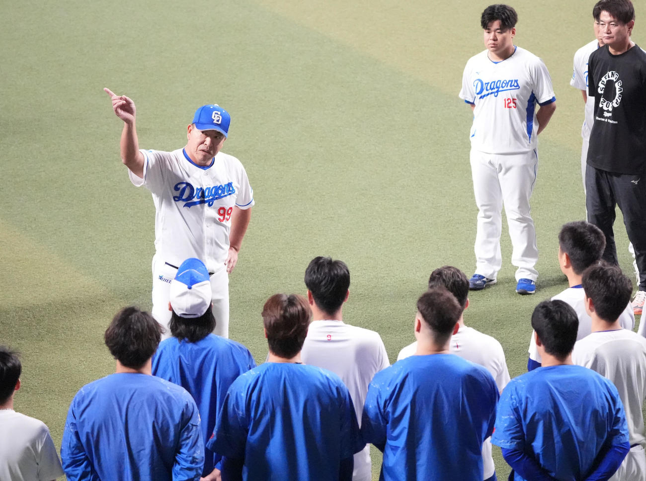 秋季練習初日、井上監督（左から3人目）はナインを集め話をする（撮影・森本幸一）