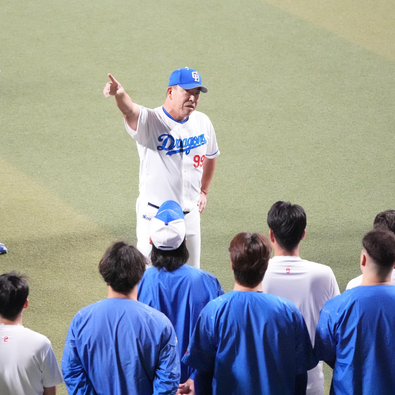 秋季練習初日、井上監督（奥）はナインを集め話をする（撮影・森本幸一）