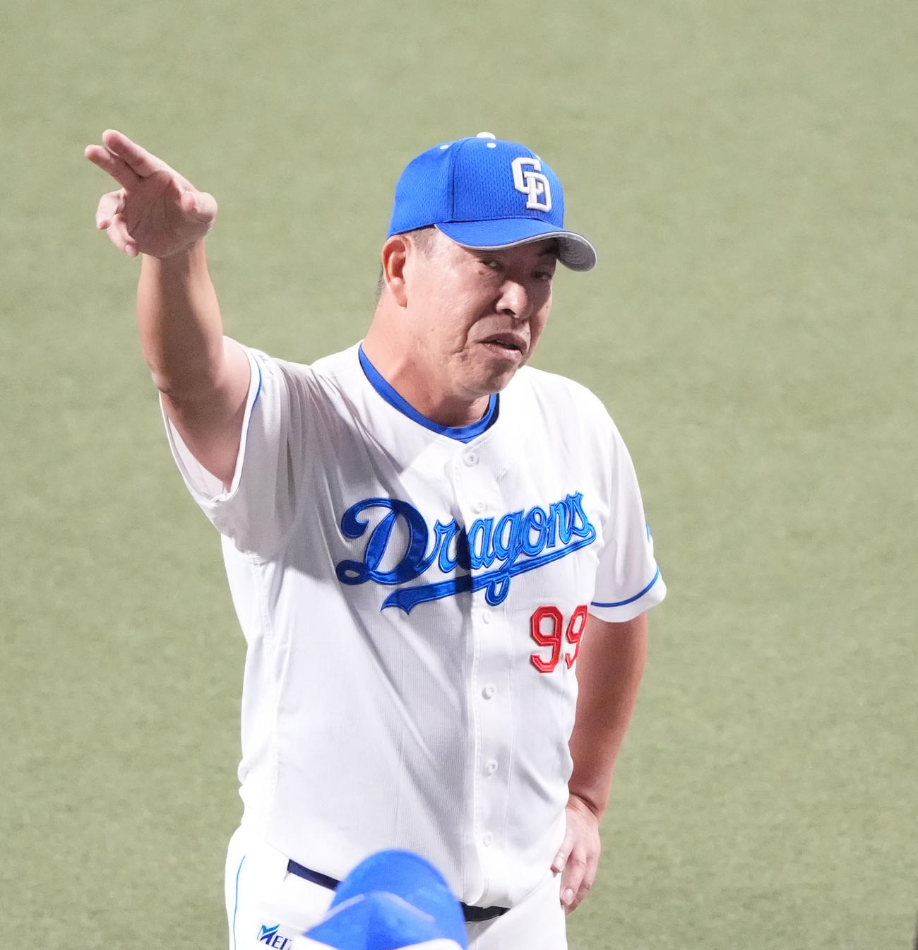 秋季練習初日、井上監督はナインを集め話をする（撮影・森本幸一）