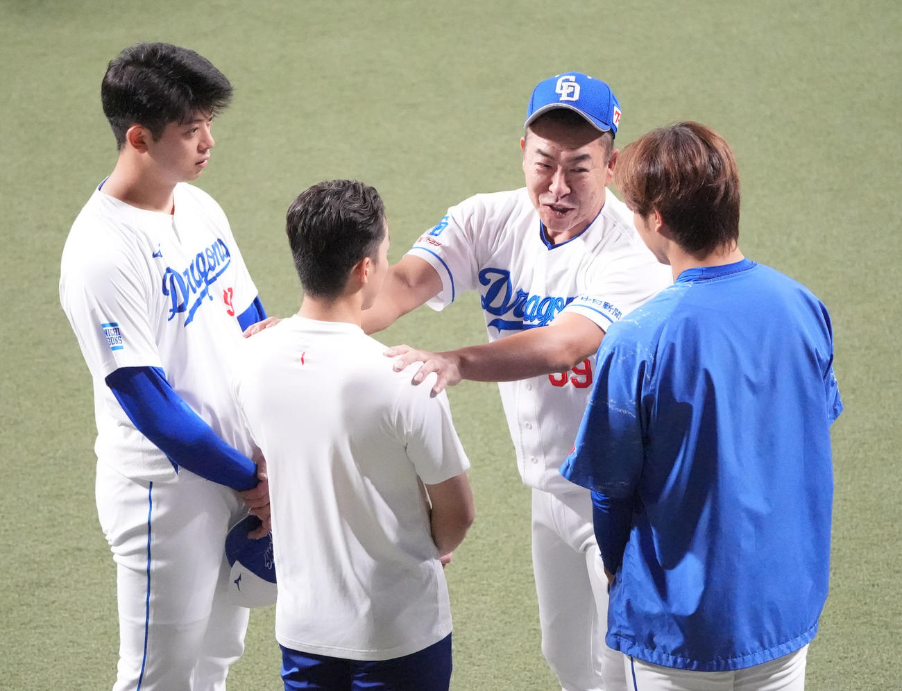 井上監督（右から2人目）は侍ジャパンに選出された松山、岡林、高橋宏らと話をする（撮影・森本幸一）