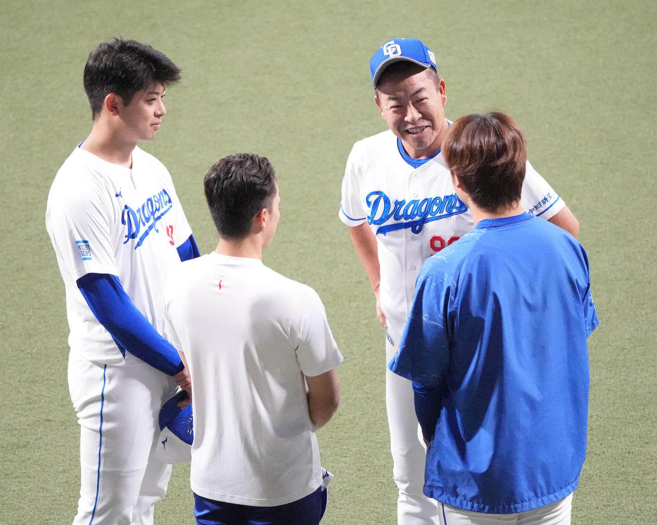井上監督（右から2人目）は侍ジャパンに選出された松山、岡林、高橋宏らと話をする（撮影・森本幸一）