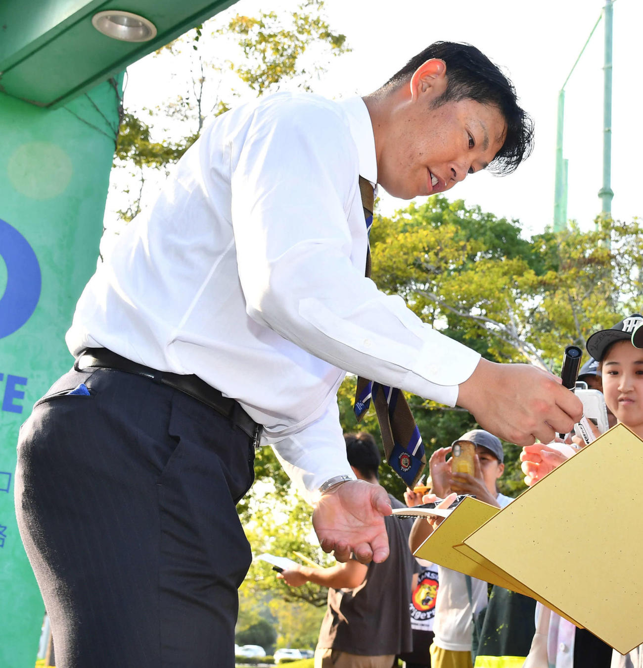 阪神対くふうハヤテ　試合後、ファンの子どもたちにサインをする阪神原口（撮影・岩下翔太）