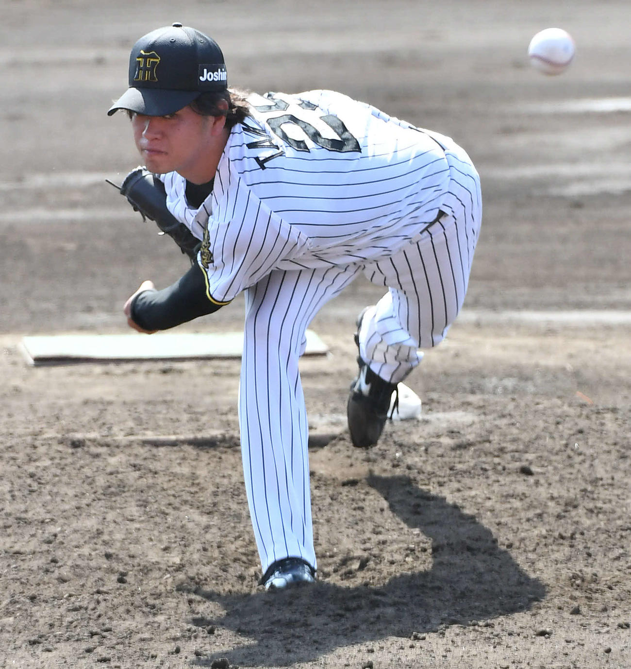 阪神対くふうハヤテ　3回表から登板した、阪神2番手の高橋（撮影・岩下翔太）