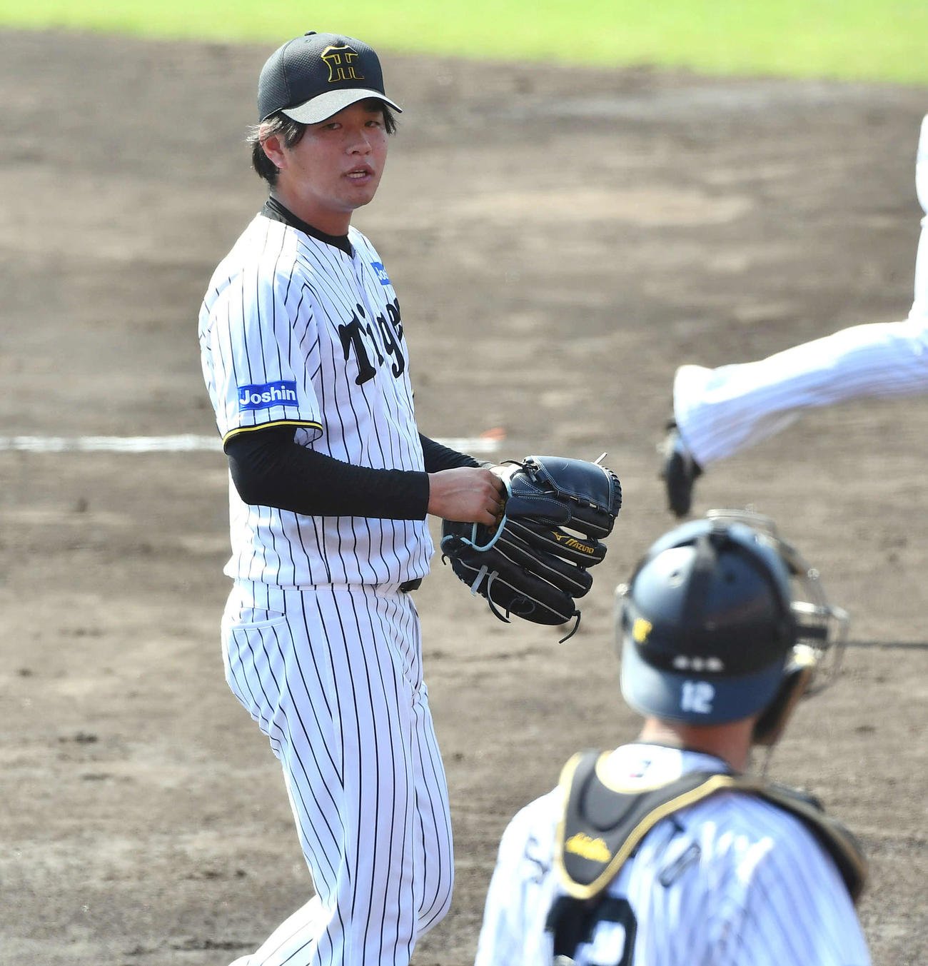 阪神対くふうハヤテ　3回表を3者凡退に抑えた阪神高橋（左）は坂本と話しながらベンチへ戻る（撮影・岩下翔太）