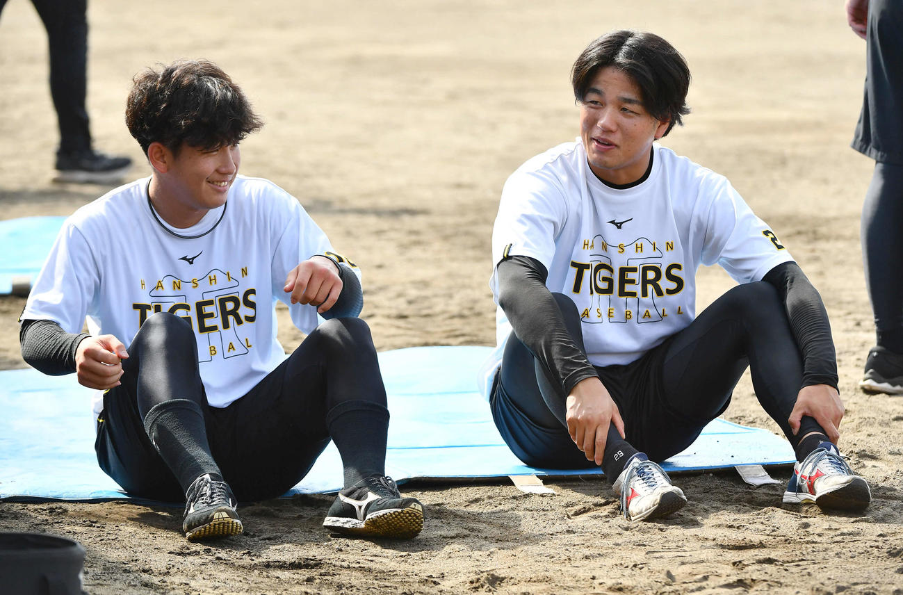 阪神対くふうハヤテ　試合前、伊原（左）と談笑する阪神高橋（撮影・岩下翔太）