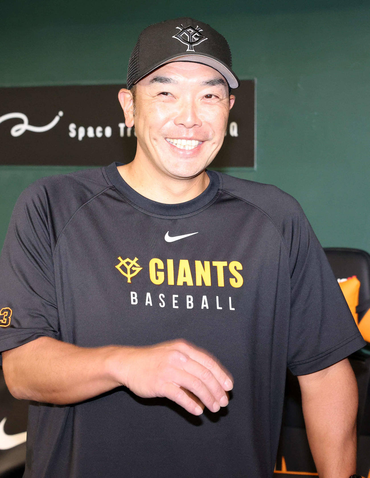 報道陣と笑顔で話す巨人阿部監督（撮影・浅見桂子）