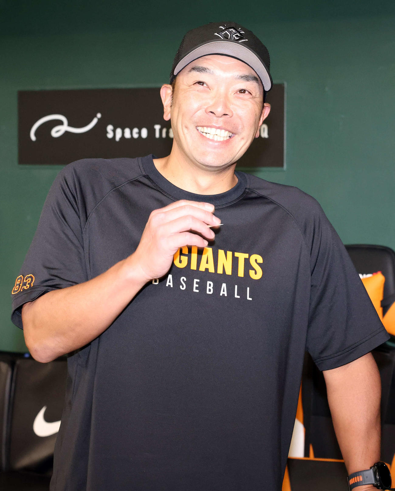報道陣と笑顔で話す巨人阿部監督（撮影・浅見桂子）
