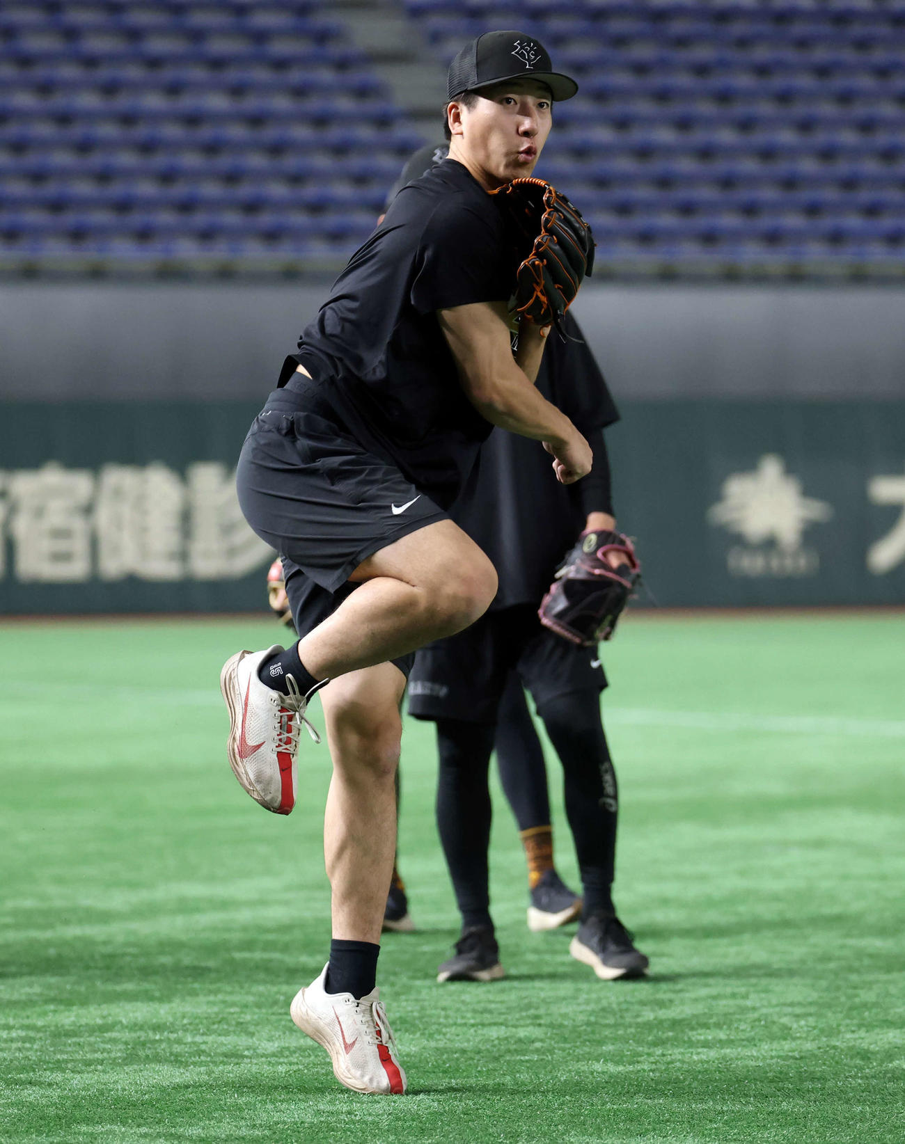 ノックを受ける巨人大勢（撮影・浅見桂子）