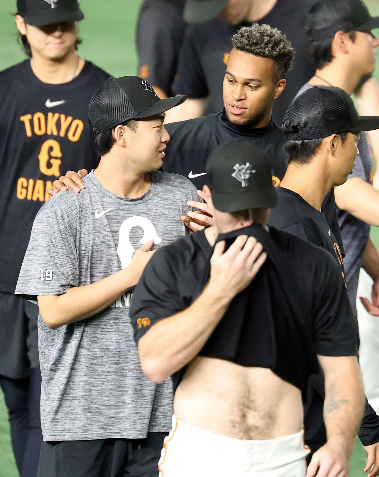 ウオームアップ中、巨人山崎（左）の肩を抱いて話すマルティネス（撮影・浅見桂子）