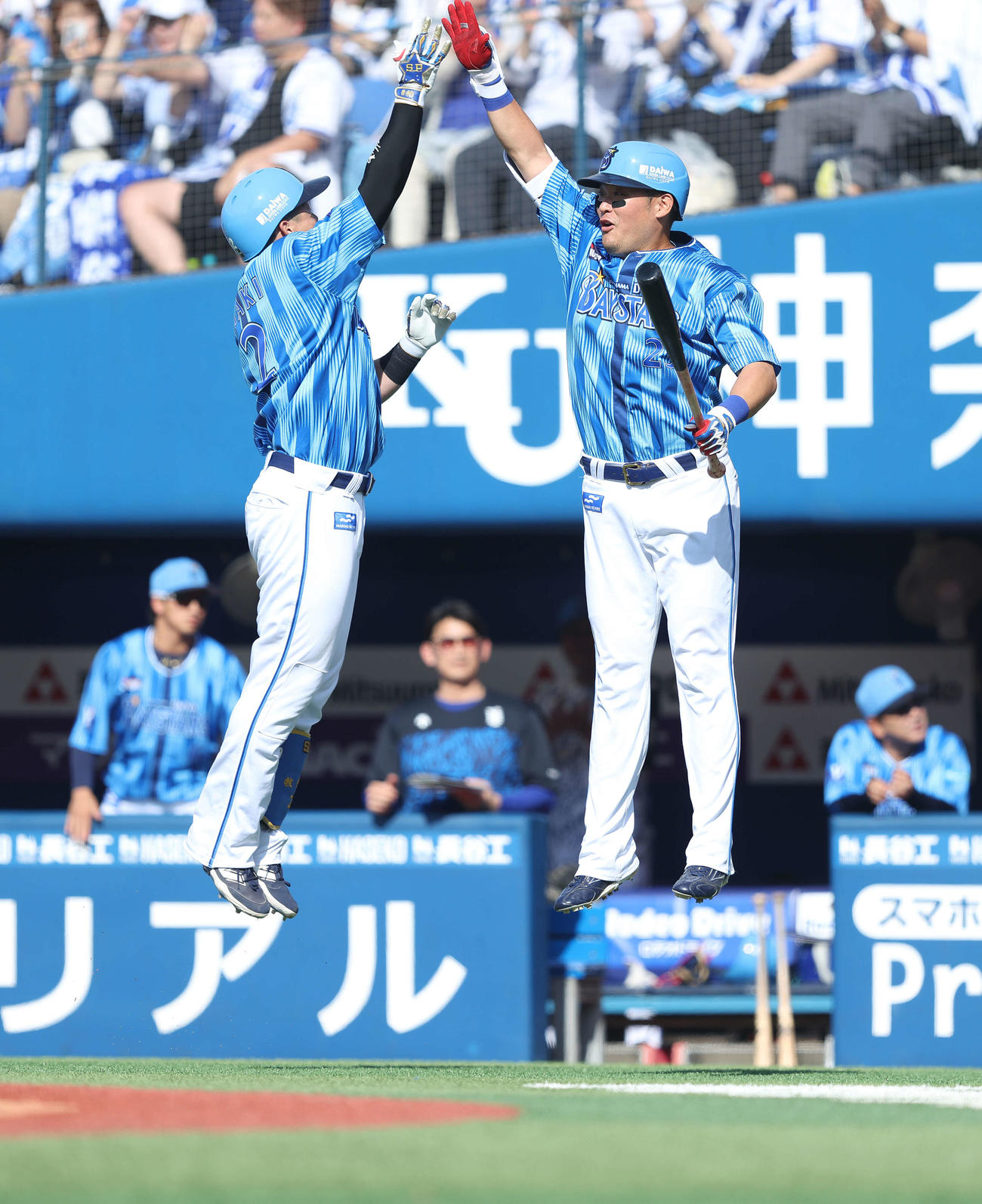 本塁打で生還し、DeNA筒香嘉智（右）に迎えられる牧秀悟（2025年6月撮影）
