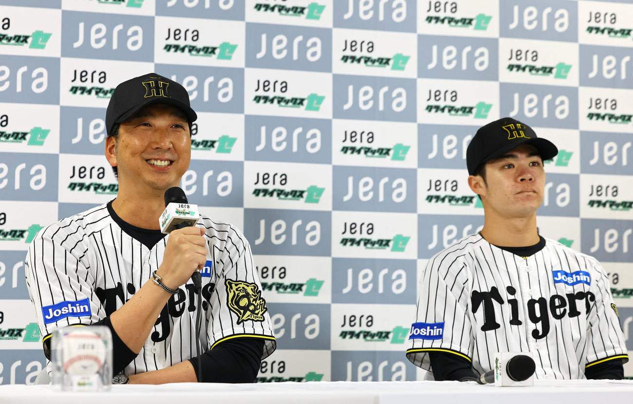 「2025 JERAクライマックスシリーズセ」の開催を前に、記者会見する藤川監督（左）と中野（撮影・藤尾明華）