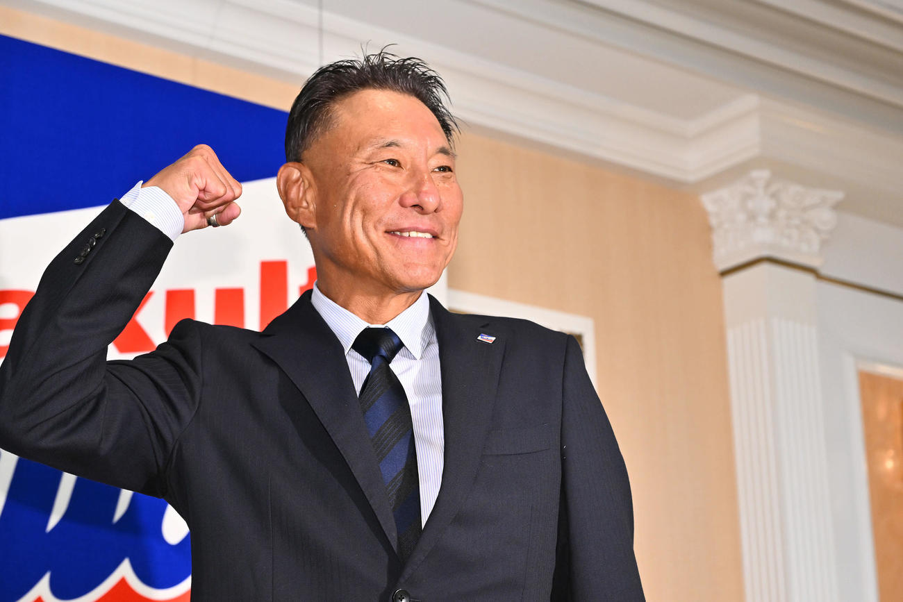 就任会見を終えポーズを決めるヤクルト池山新監督（撮影・滝沢徹郎）
