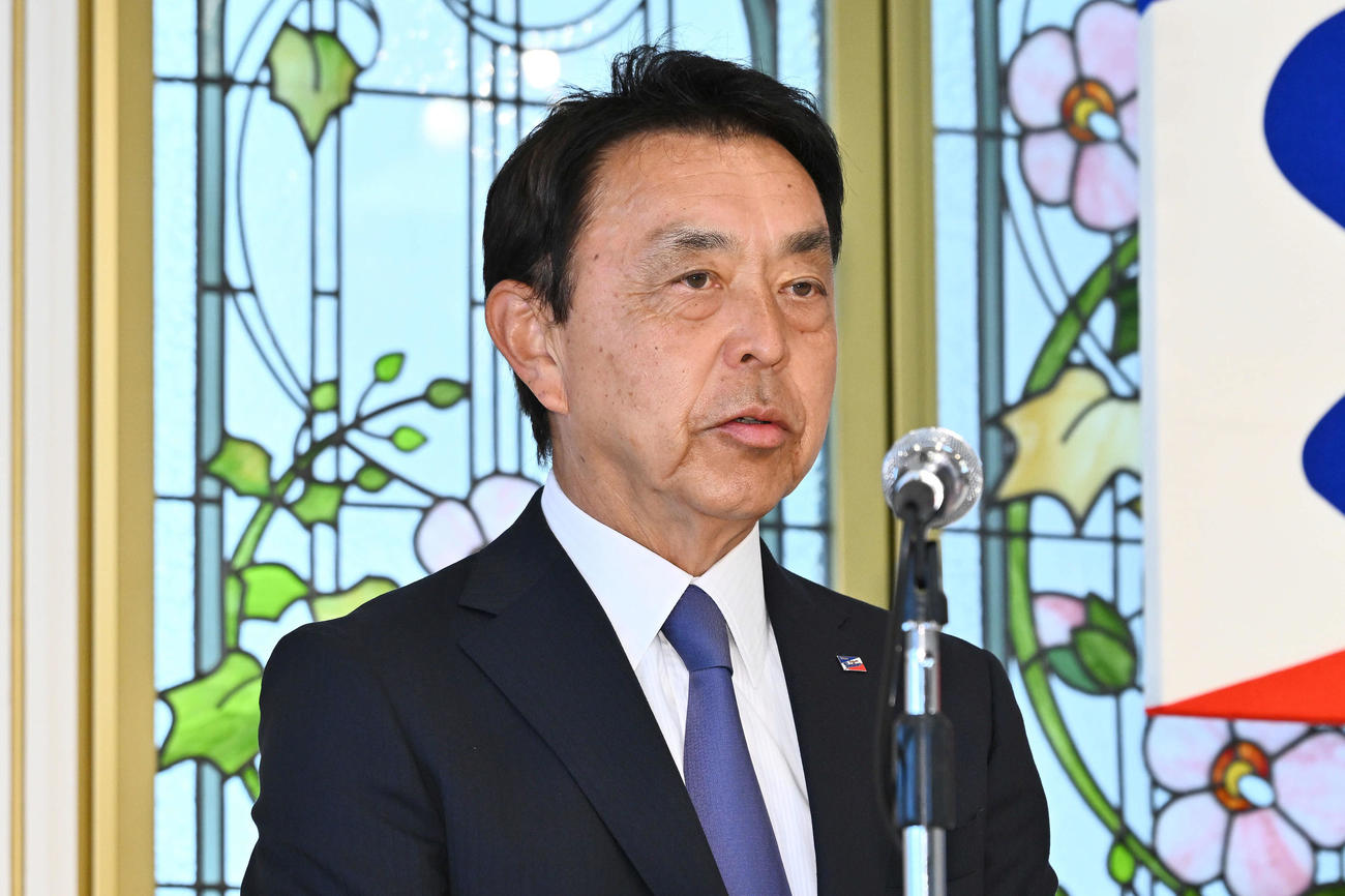 会見する小川GM（撮影・滝沢徹郎）