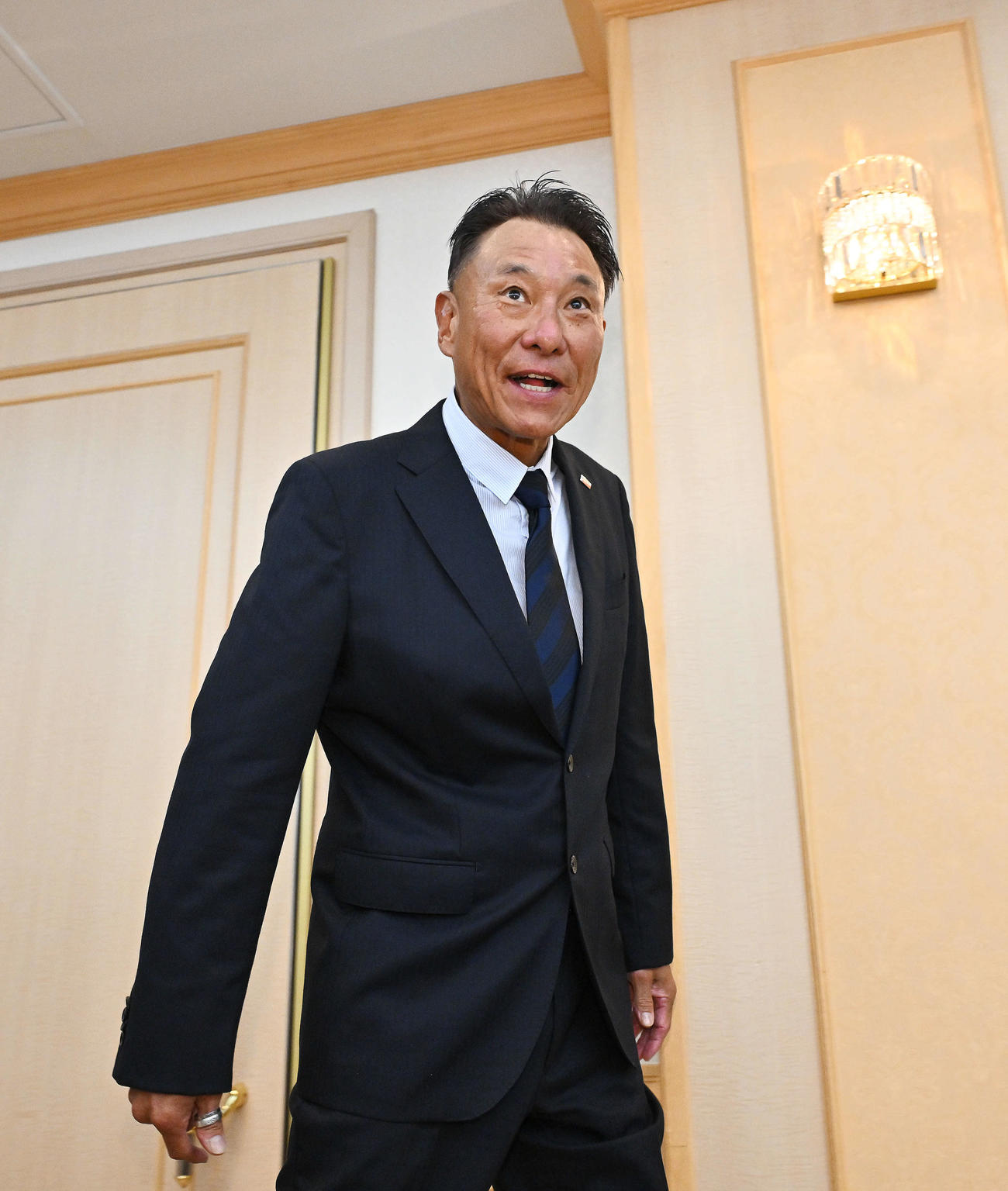 就任会見を終え会場を後にするヤクルト池山新監督（撮影・滝沢徹郎）