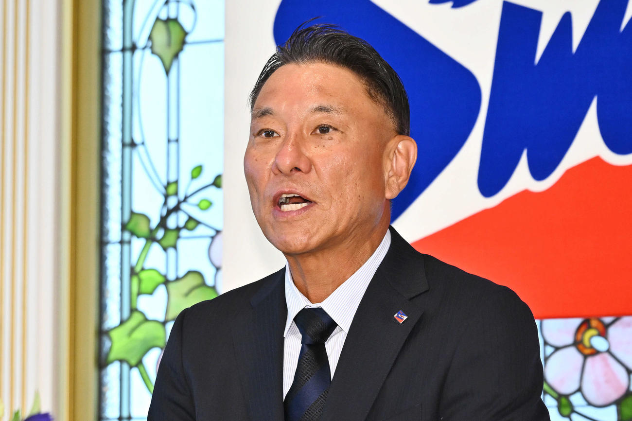 会見するヤクルト池山新監督（撮影・滝沢徹郎）
