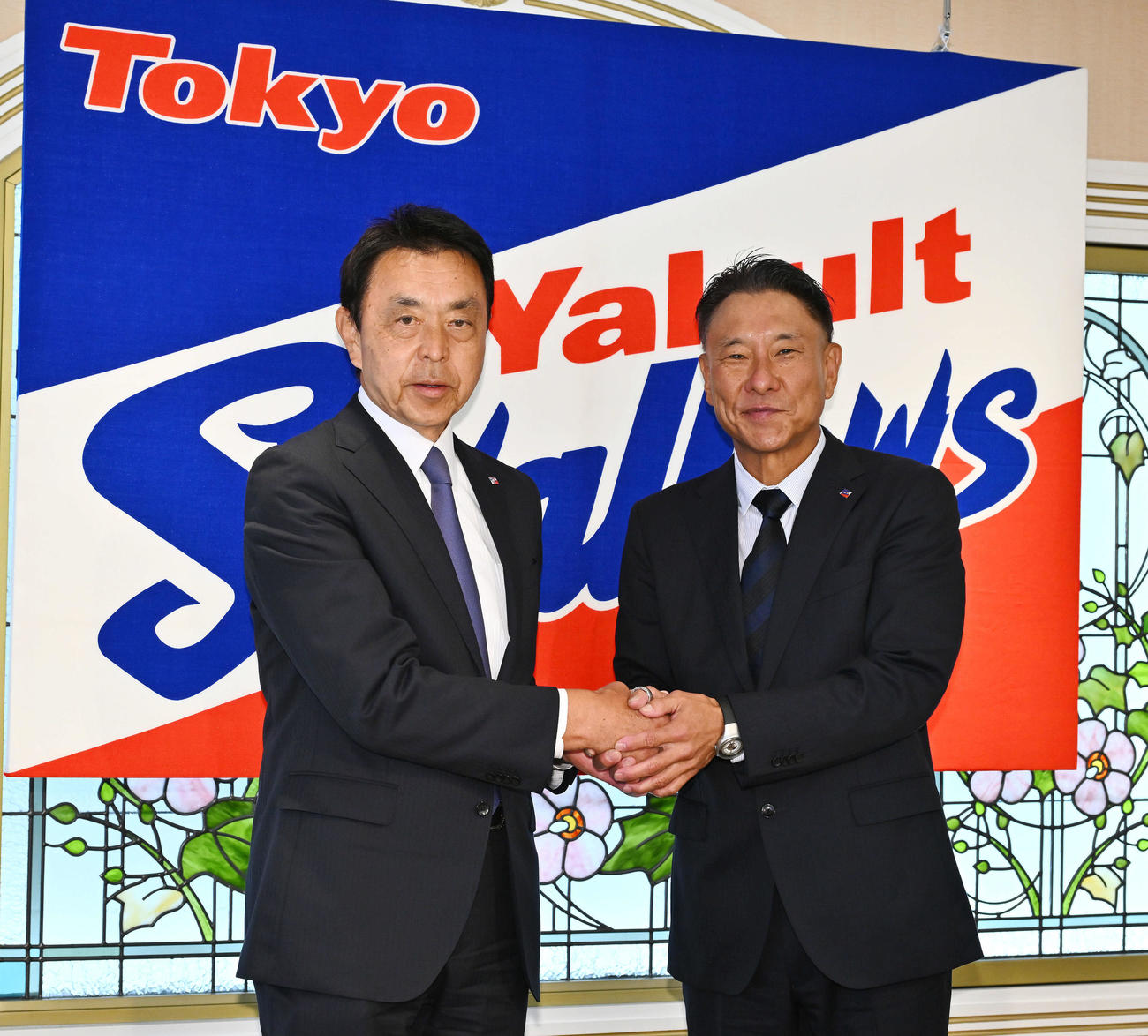 就任会見を終えたヤクルト池山新監督（右）は小川GMと握手を交わす（撮影・滝沢徹郎）