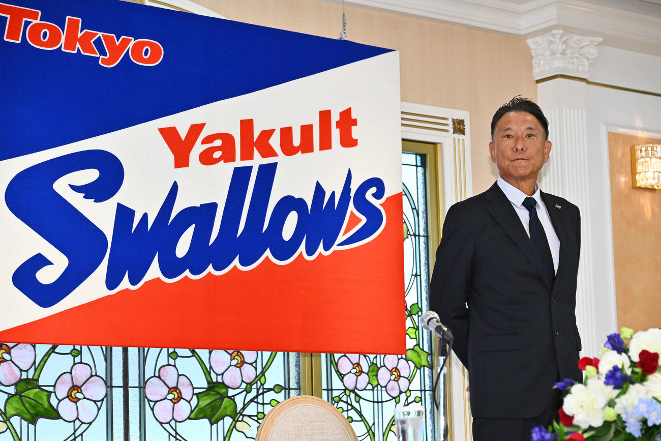会見に臨むヤクルト池山新監督（撮影・滝沢徹郎）