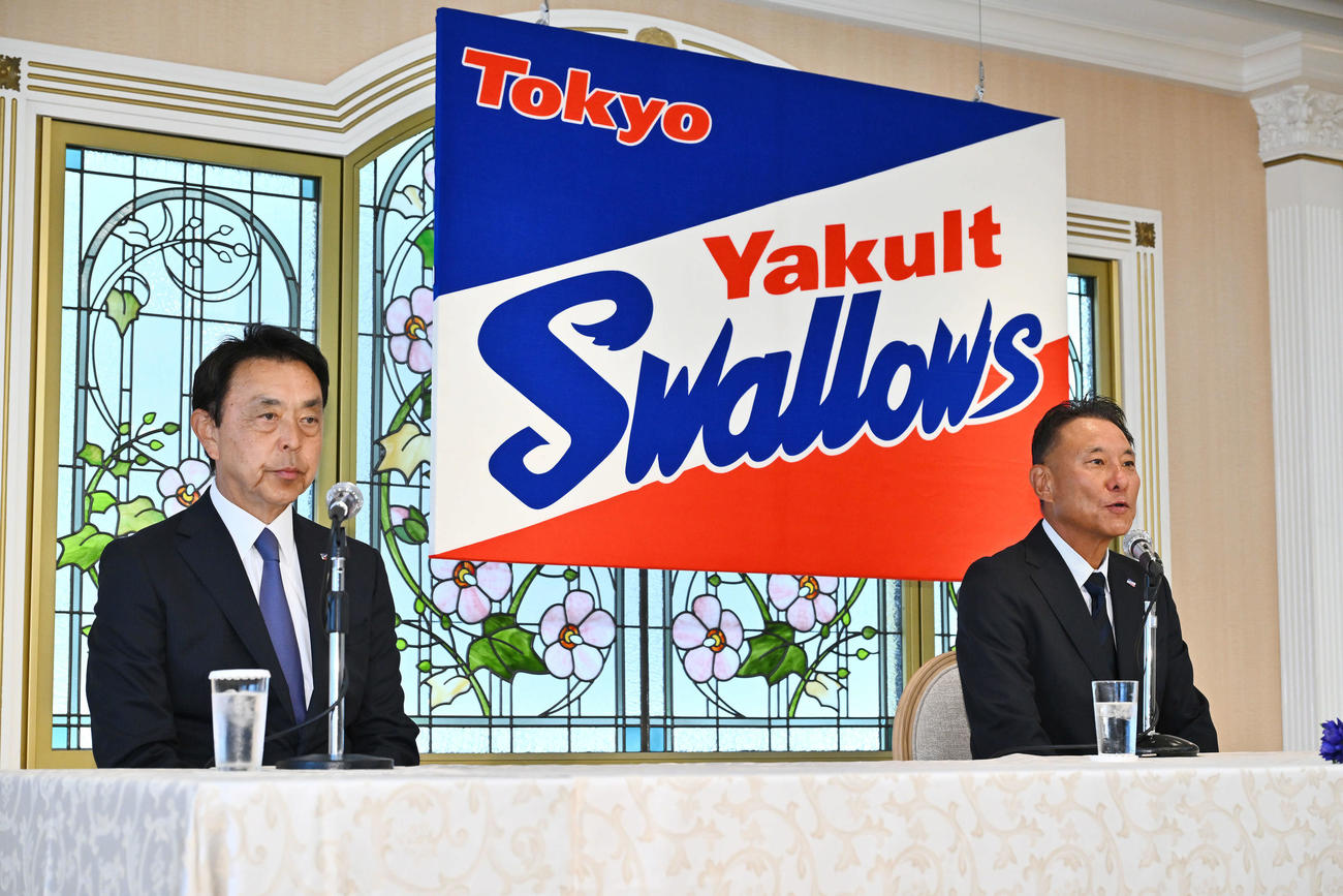 就任会見をするヤクルト池山新監督（右）と小川GM（撮影・滝沢徹郎）