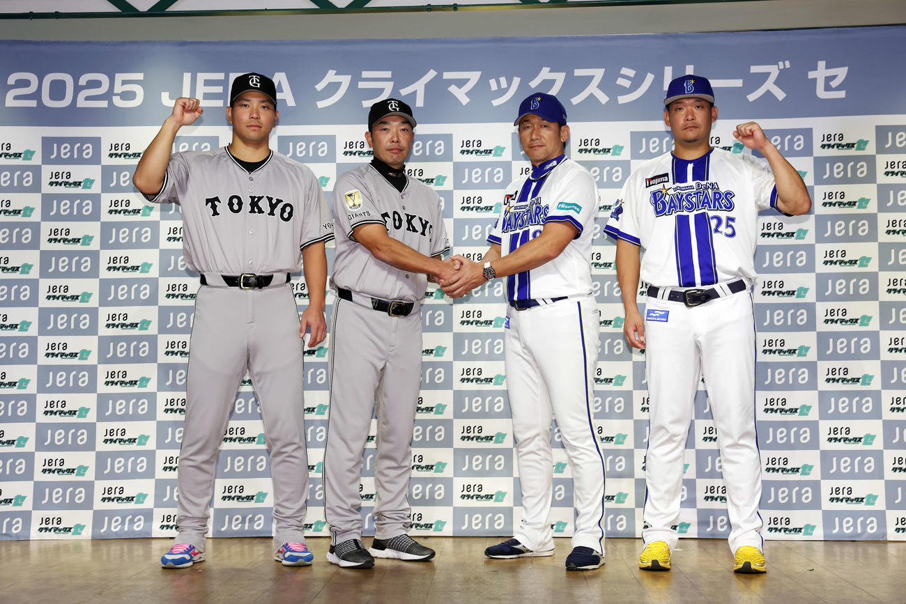 セ・クライマックスシリーズ共同記者会見で記念撮影に納まる、左から大城卓、巨人阿部監督、DeNA三浦監督、筒香（撮影・宮地輝）