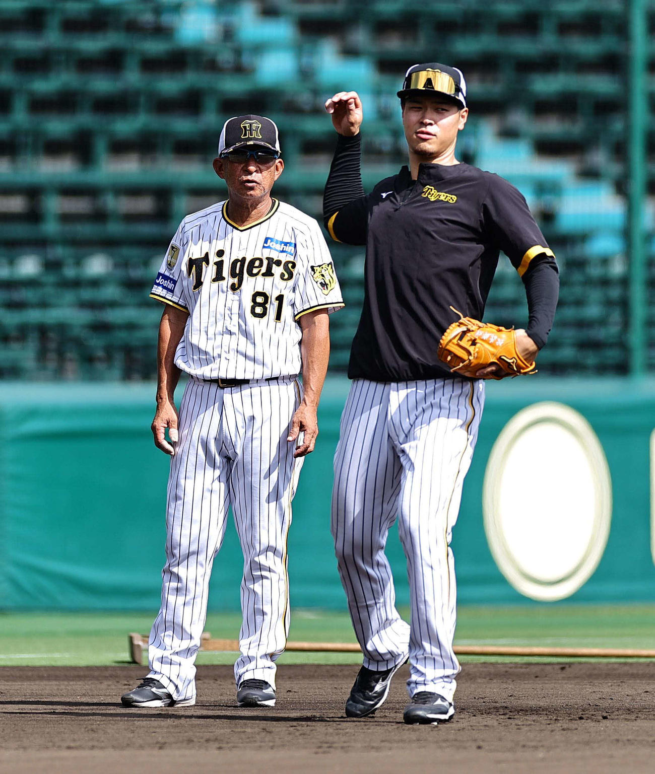 阪神馬場コーチと佐藤輝明（2024年8月撮影）