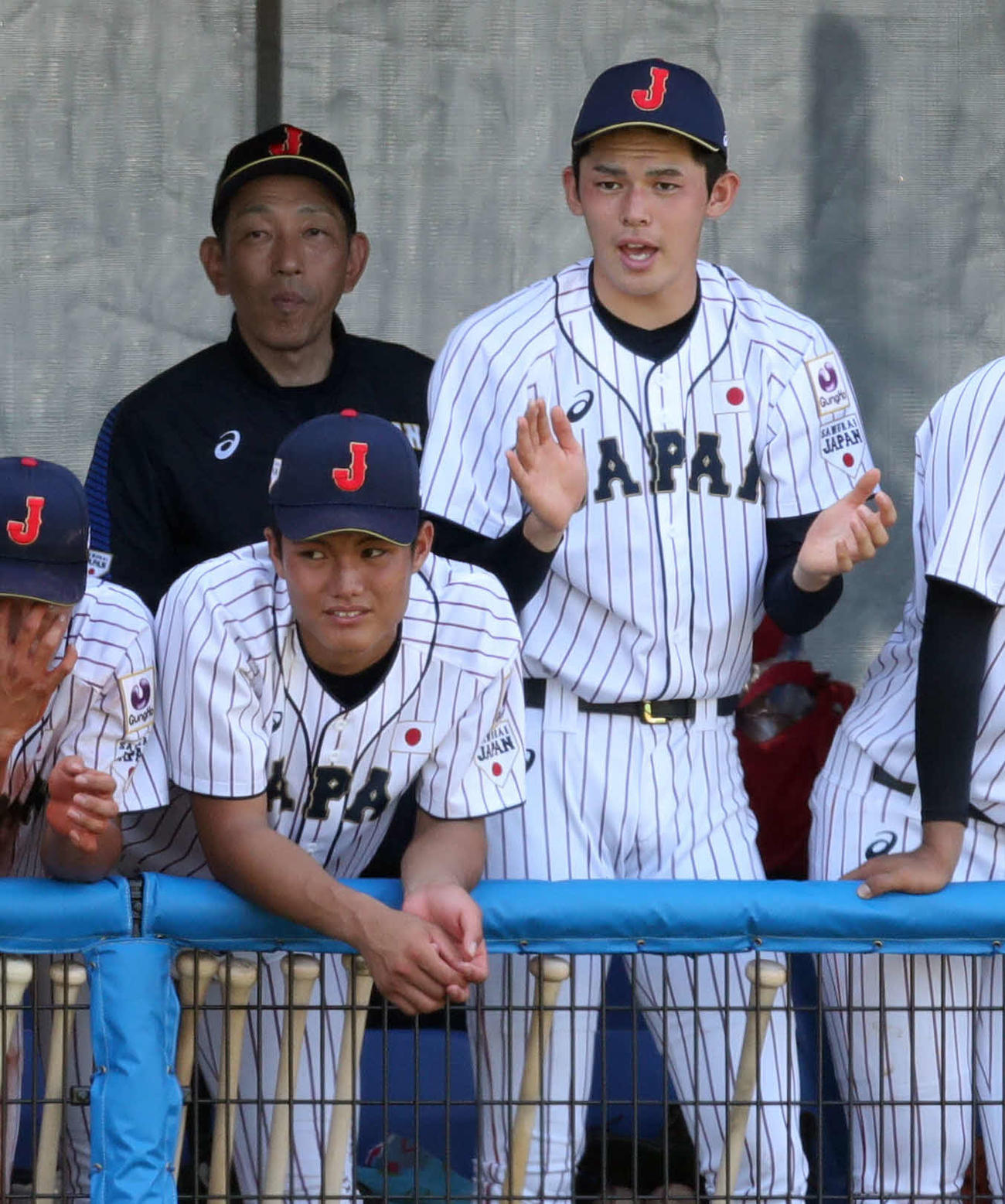 19年８月、駒大との練習試合をベンチから見つめるU18日本代表の佐々木朗希（右）と西純矢