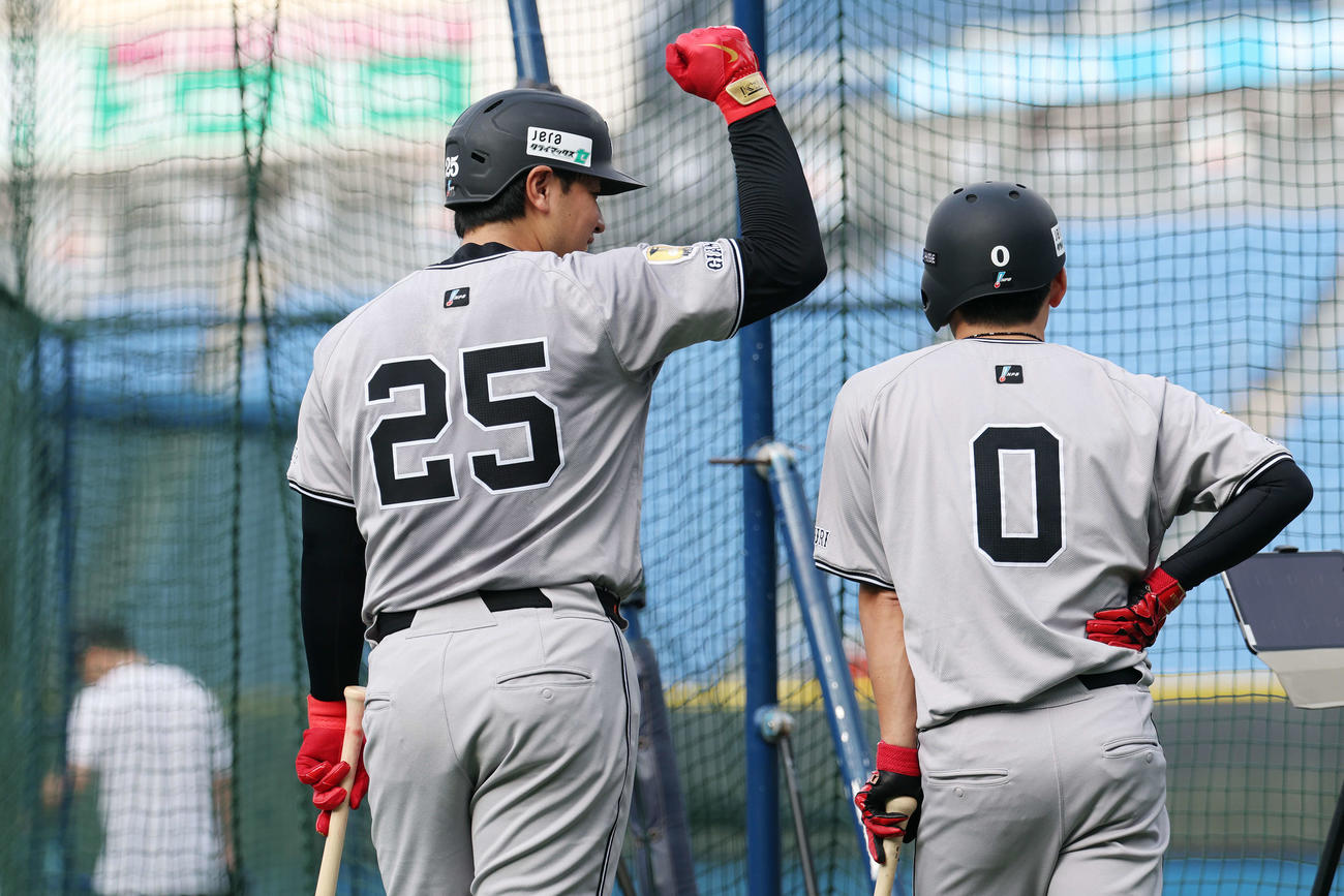 練習で巨人増田大（右）とじゃれ合う岡本（撮影・宮地輝）