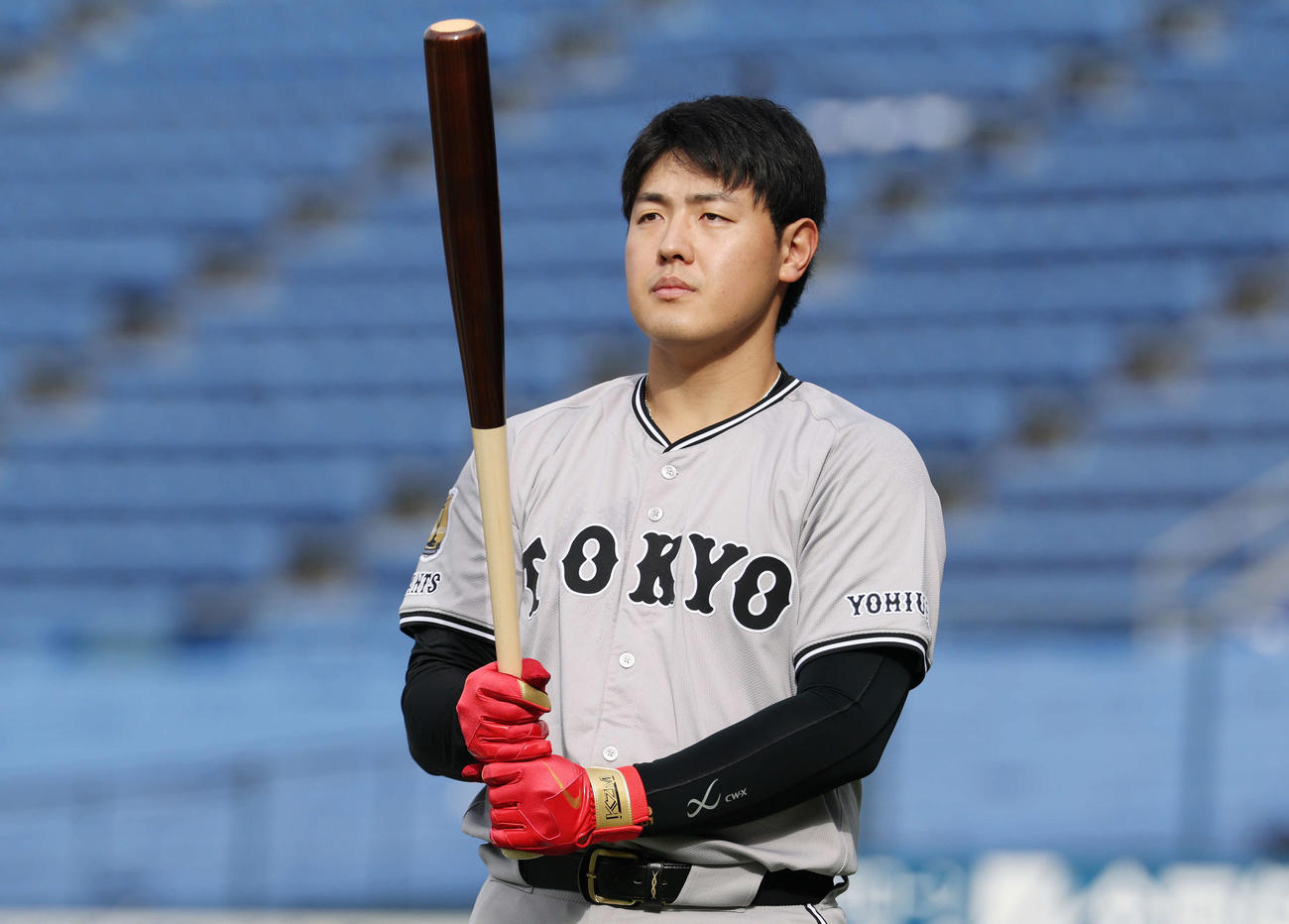 練習でバットを見つめる巨人岡本（撮影・宮地輝）