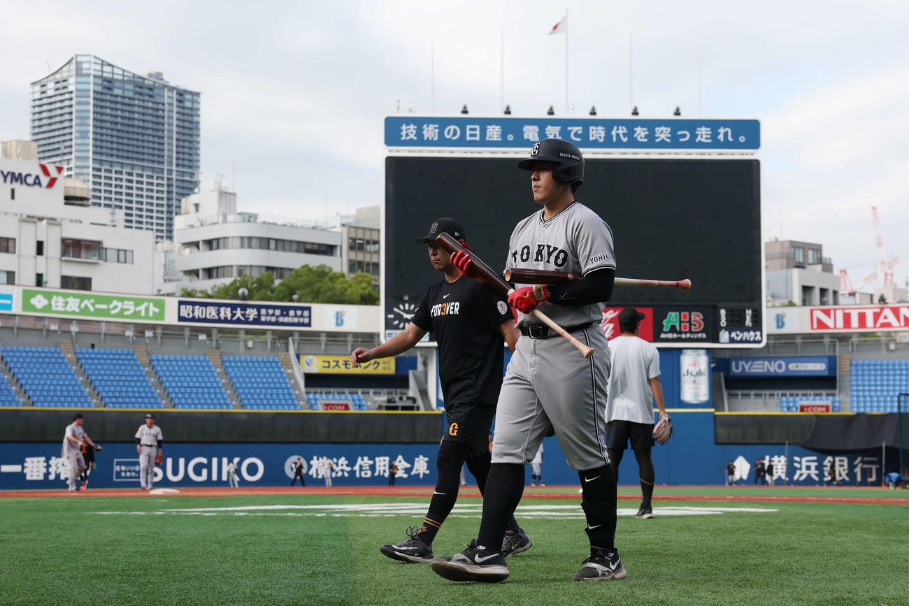 練習を終え引き揚げる巨人岡本（撮影・宮地輝）