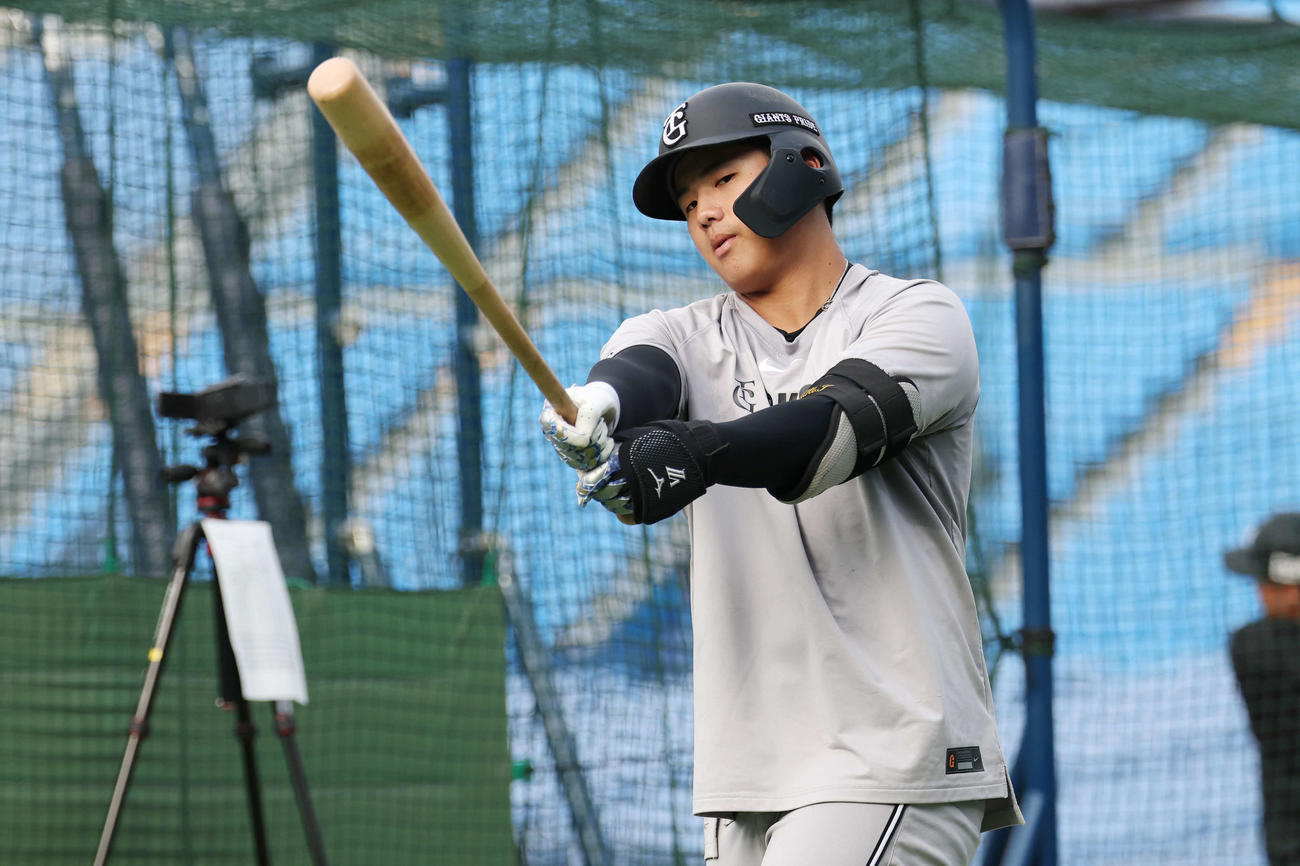 練習でバットを振る巨人石塚（撮影・宮地輝）