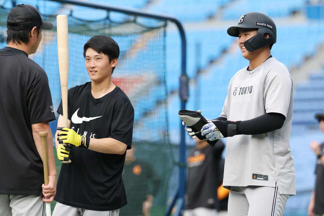 練習で笑顔を見せる巨人浦田（左）と石塚（撮影・宮地輝）