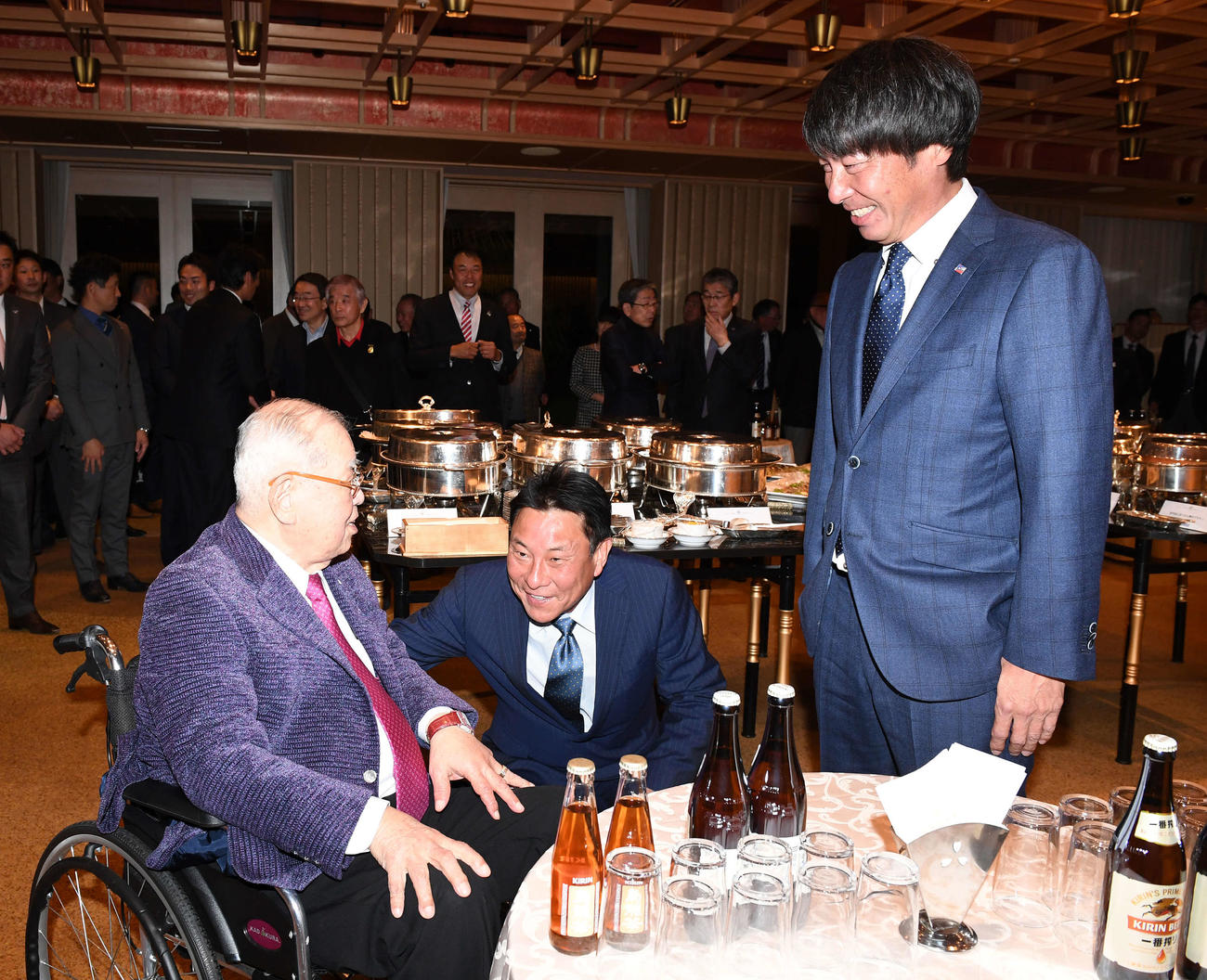 ヤクルトOB総会　談笑する、左から野村克也さん、池山隆寛新監督、高津臣吾監督(2020年1月撮影)