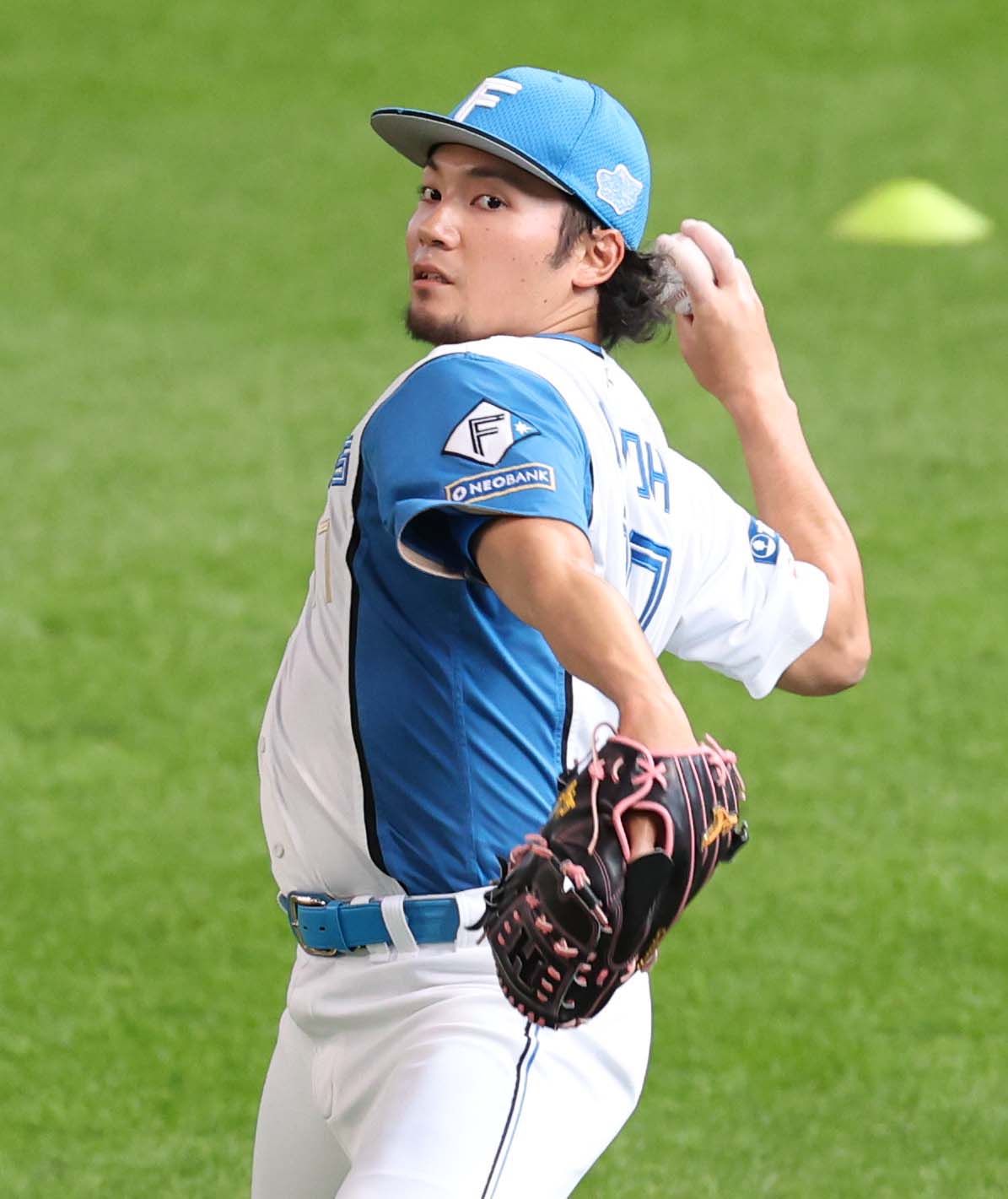 キャッチボールする日本ハム伊藤（撮影・黒川智章）