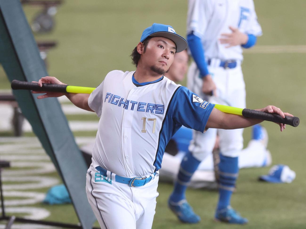 練習前にストレッチする日本ハム伊藤（撮影・黒川智章）