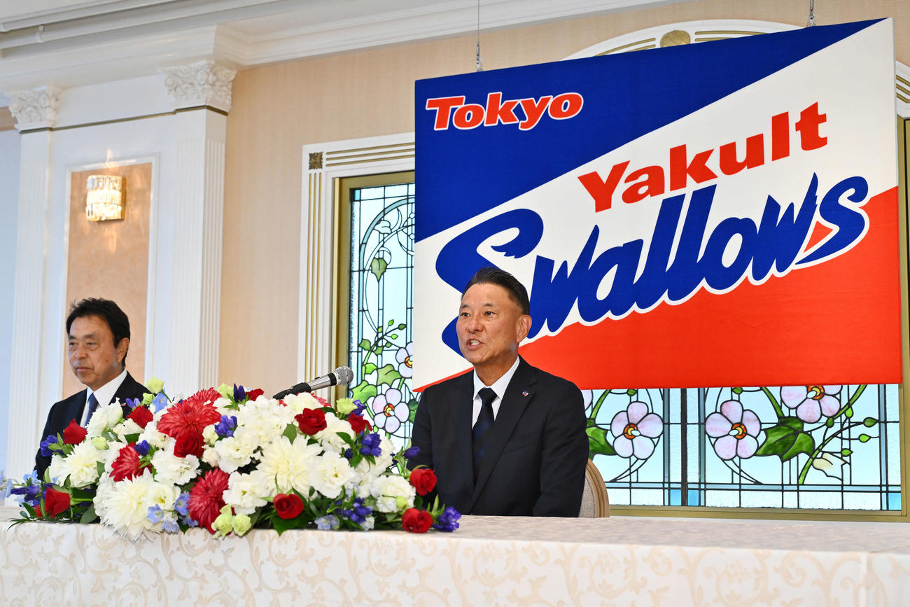 会見するヤクルト池山新監督。左は小川GM（撮影・滝沢徹郎）