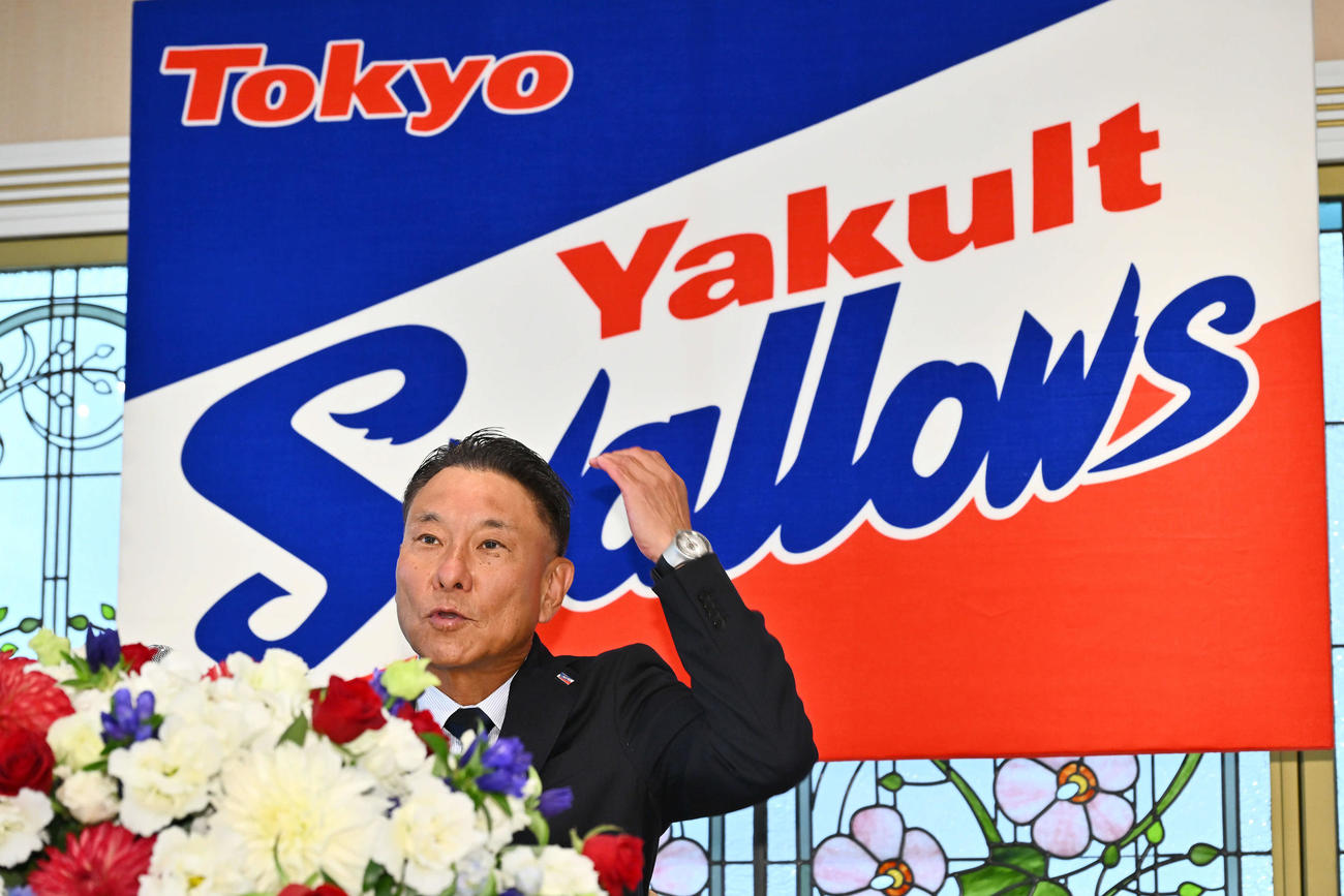 会見するヤクルト池山新監督（撮影・滝沢徹郎）