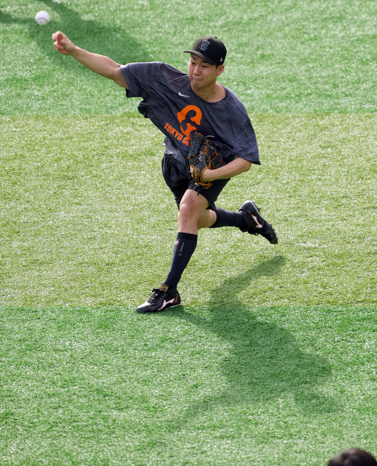 外野でキャッチボールをする巨人山崎（撮影・たえ見朱実）