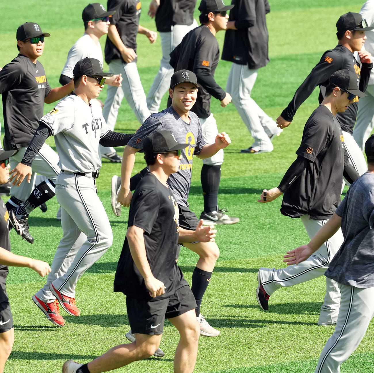 練習中、笑顔を見せる巨人山崎（撮影・たえ見朱実）