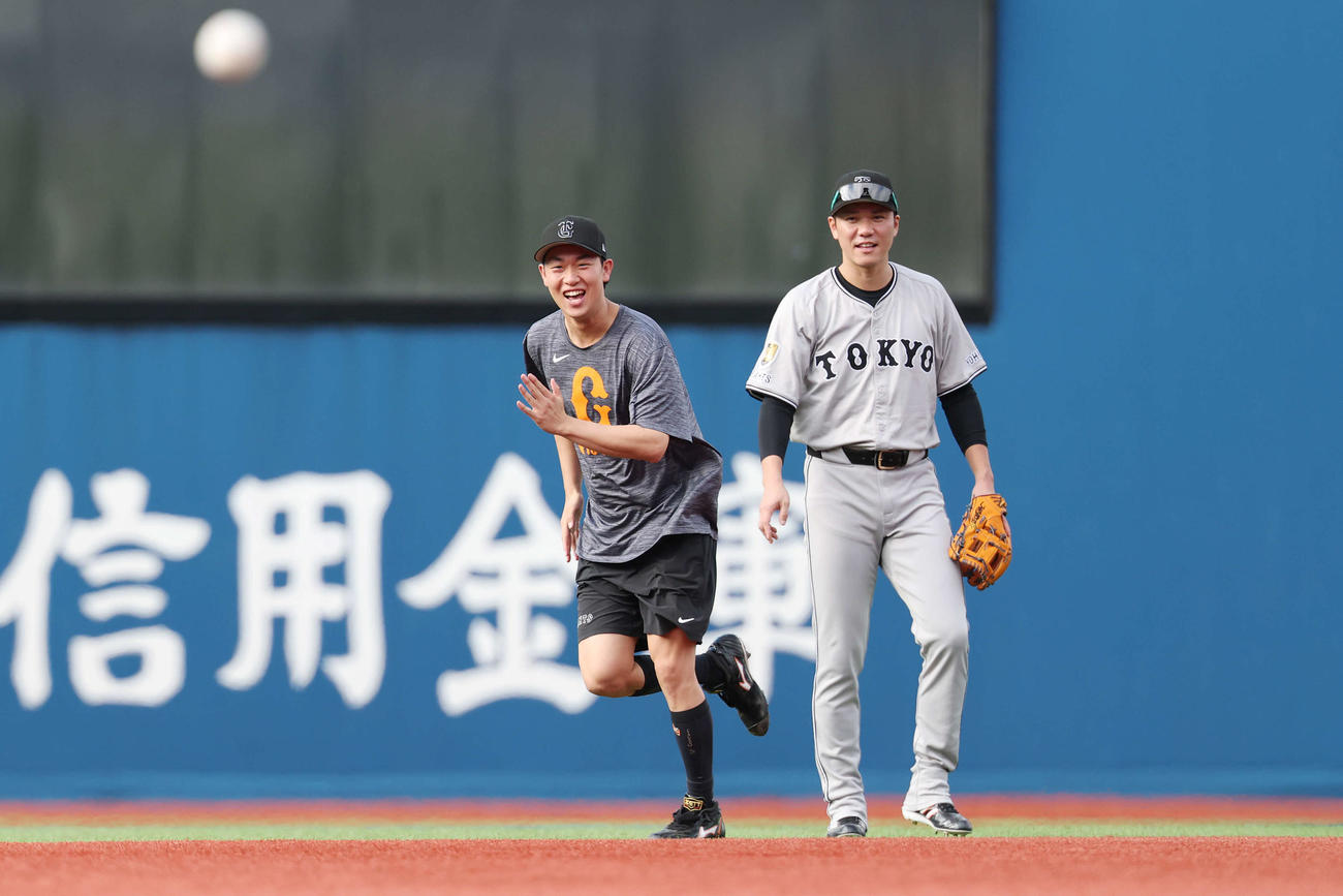練習で笑顔を見せる巨人山崎（左）と坂本（撮影・宮地輝）