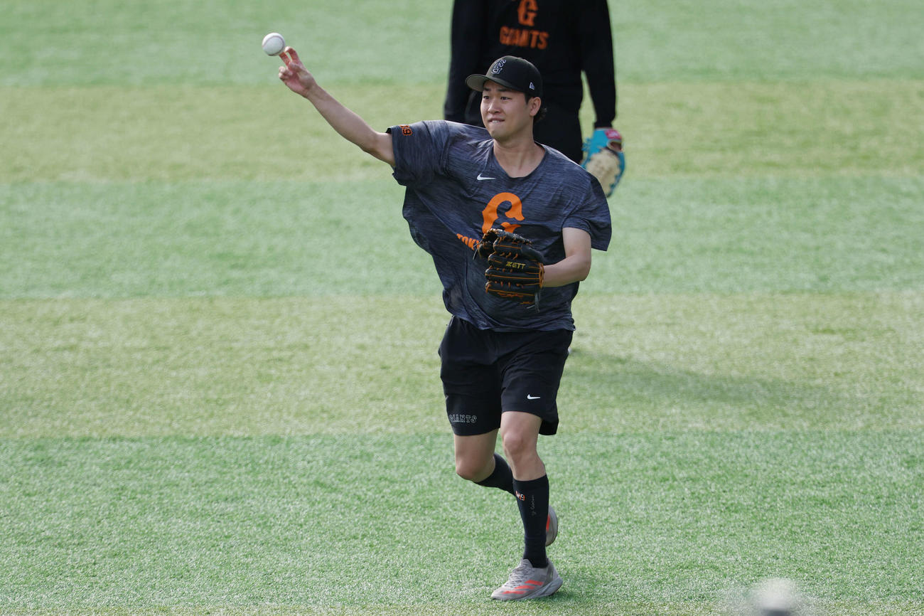 練習でノックを受けて送球する巨人山崎（撮影・宮地輝）