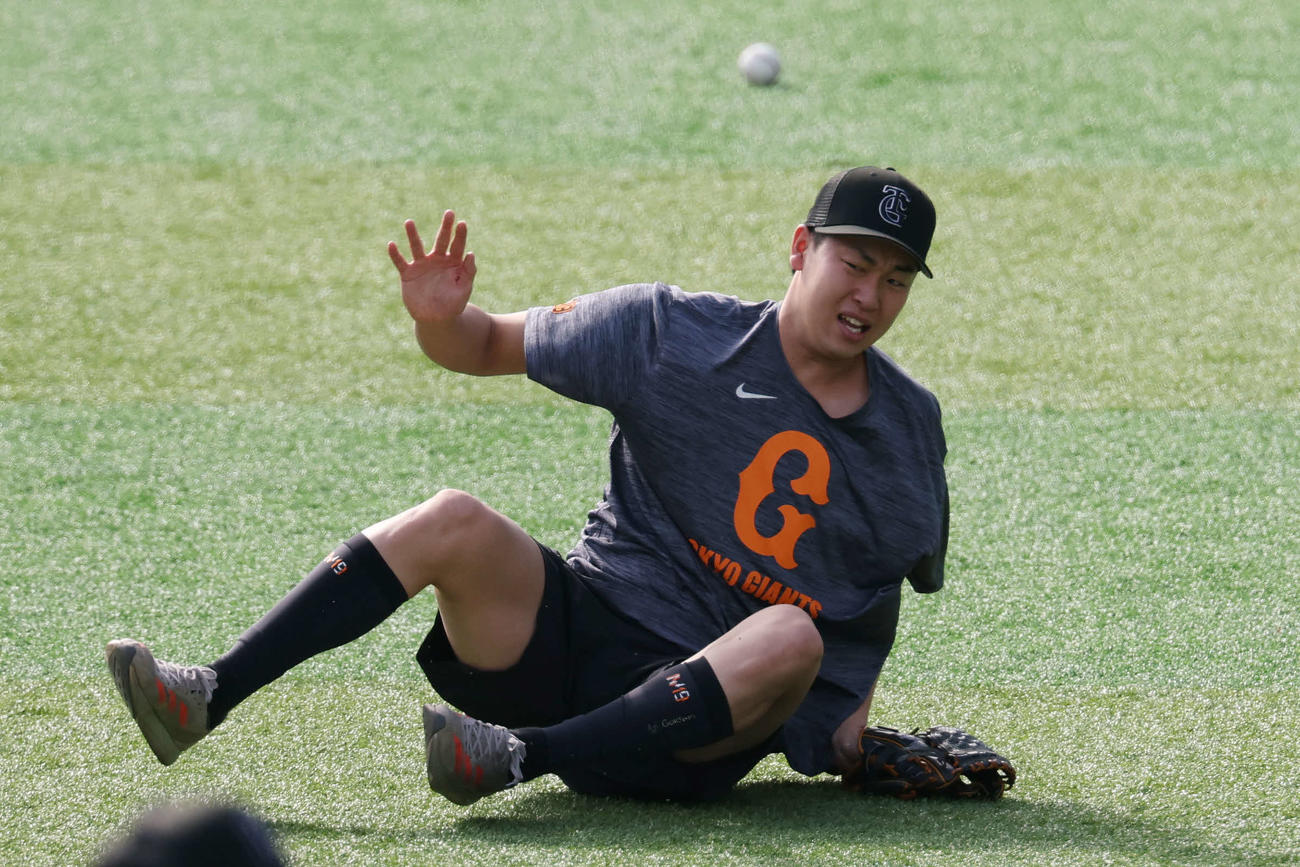 ノックで捕球できなかった巨人山崎（撮影・宮地輝）