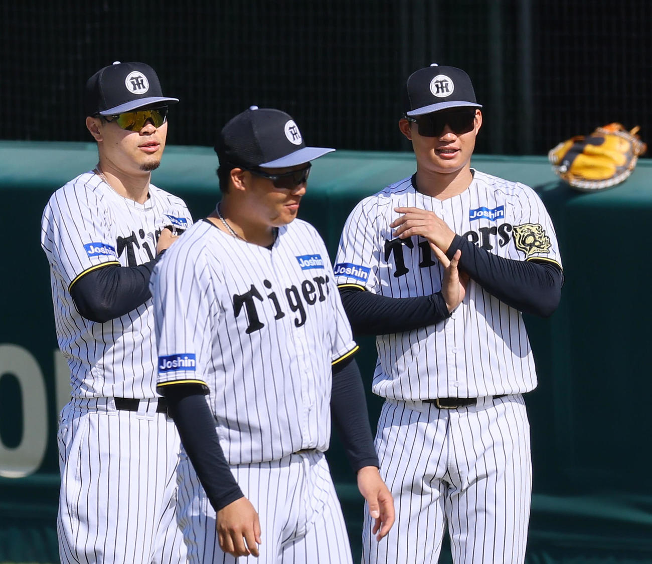 調整する左から阪神佐藤輝、大山、森下（25年10月8日）