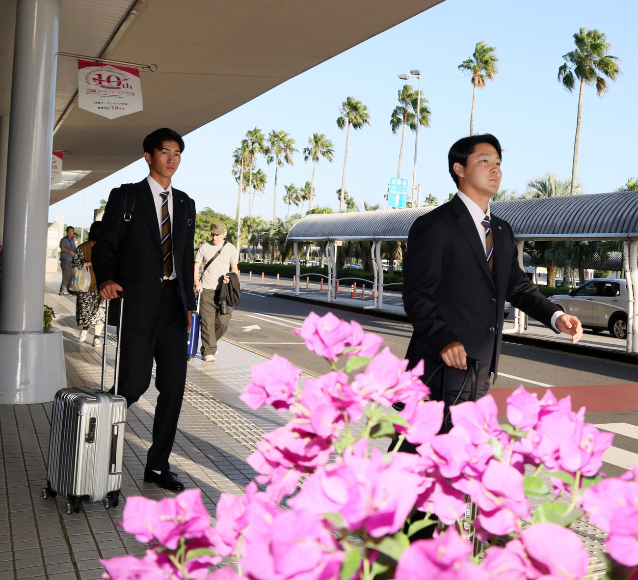 宮崎入りした阪神今朝丸（左）と木下（撮影・加藤哉）