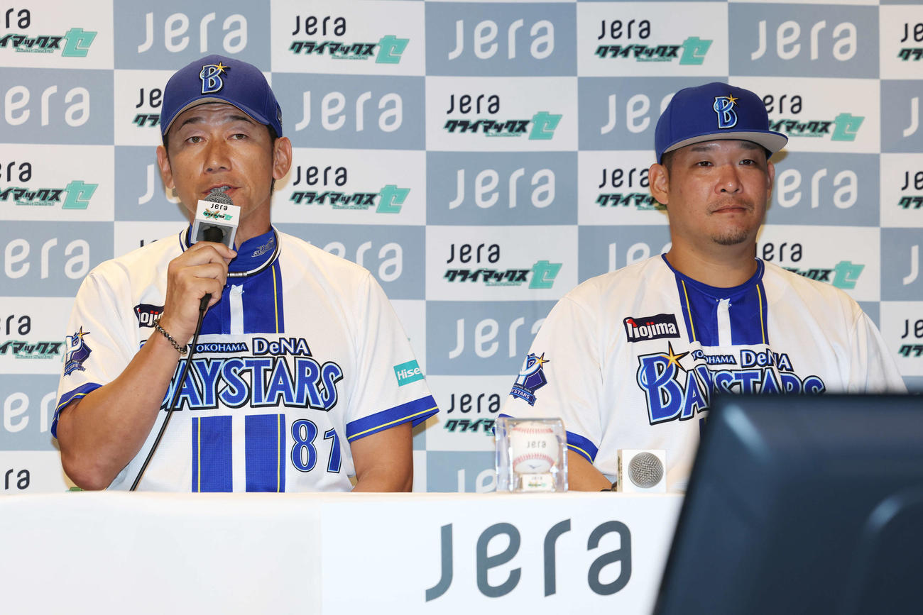 セ・クライマックスシリーズ共同記者会見に臨むDeNA三浦監督（左）と筒香（撮影・宮地輝）