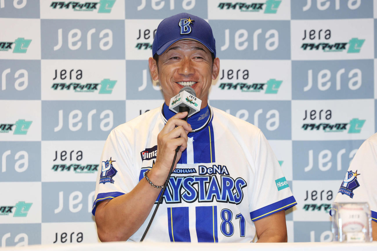 セ・クライマックスシリーズ共同記者会見で笑顔で質問に答えるDeNA三浦監督（撮影・宮地輝）
